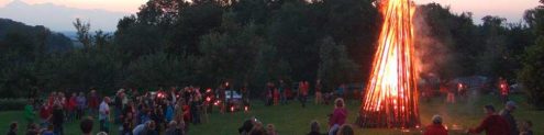 Sonnwendfeuer auf dem Köpfle mit vielen Menschen um das Feuer